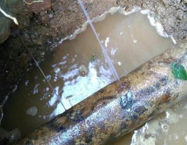 凤城楼顶渗水维修公司分享下地暖漏水的原因及检测方法。